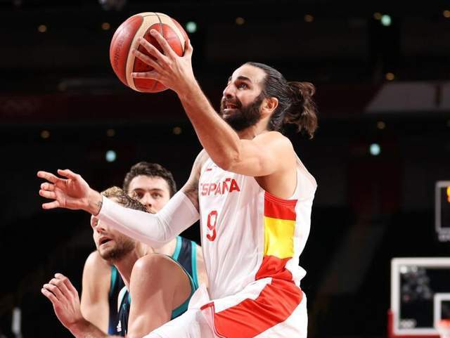 关于西班牙男篮力克湖人B队，福克斯完成帽子戏法的信息