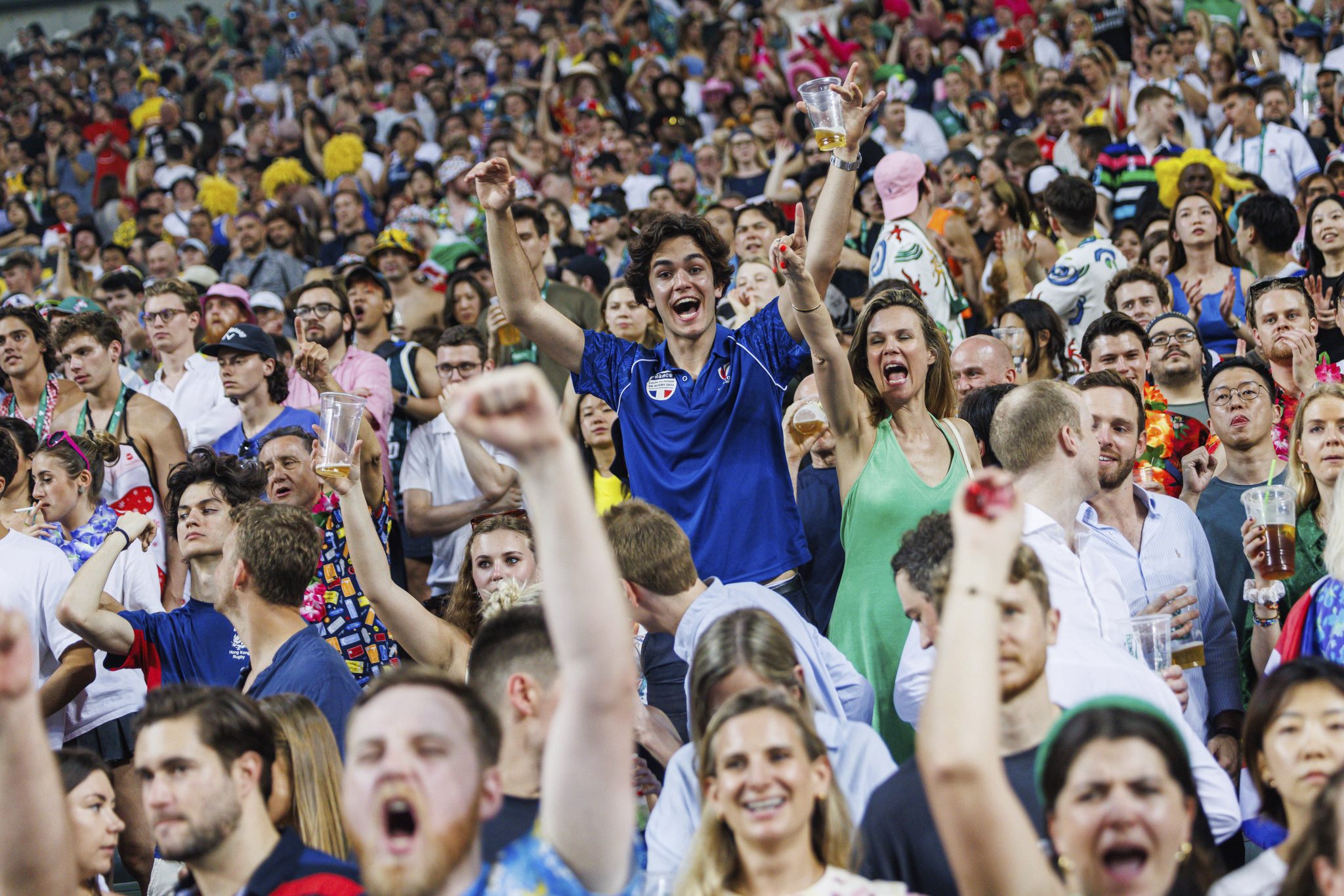 足球比赛缤纷多彩，观众沉浸其中