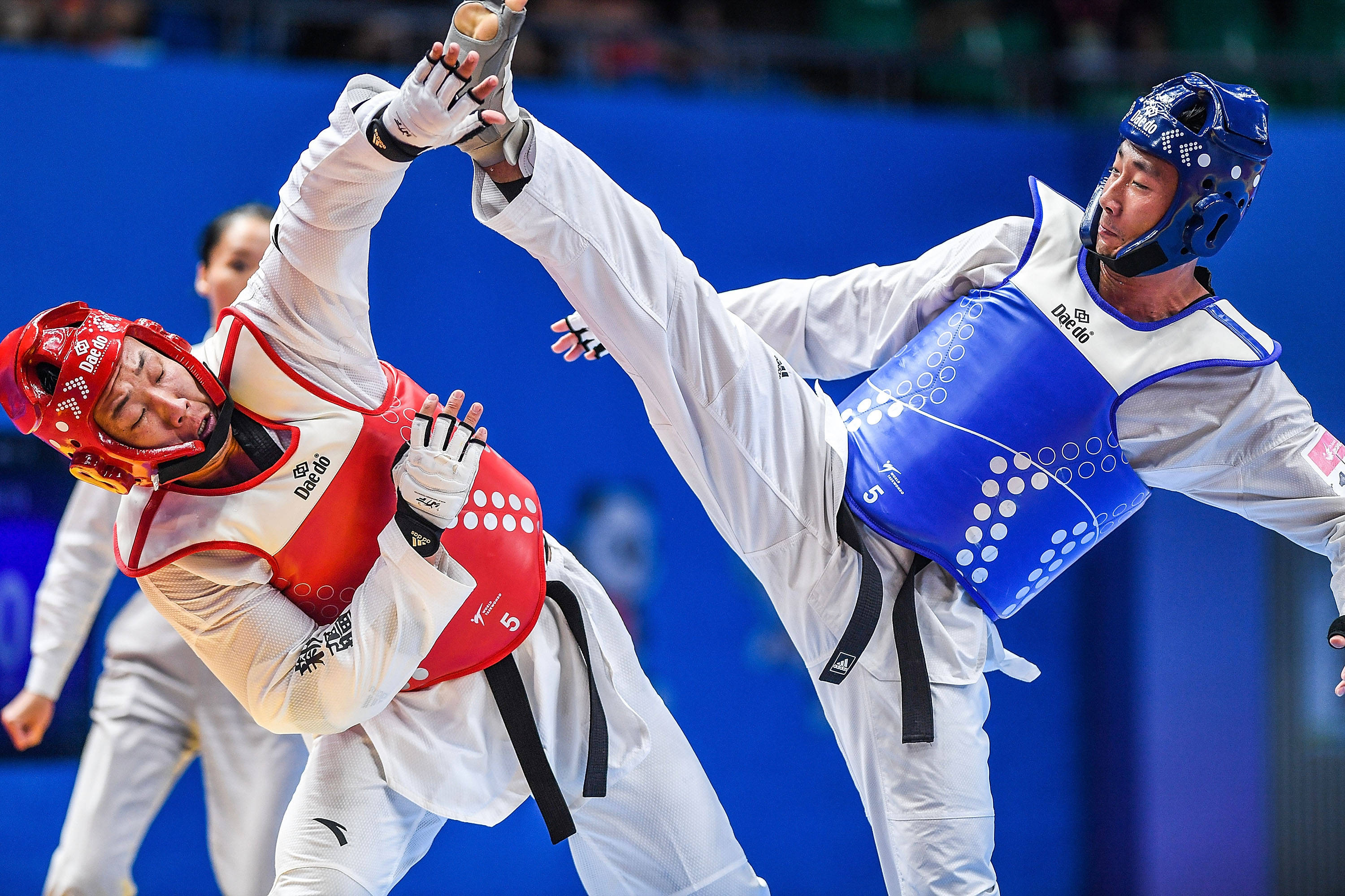 中国跆拳道选手力克对手夺得金牌，霸气十足的简单介绍