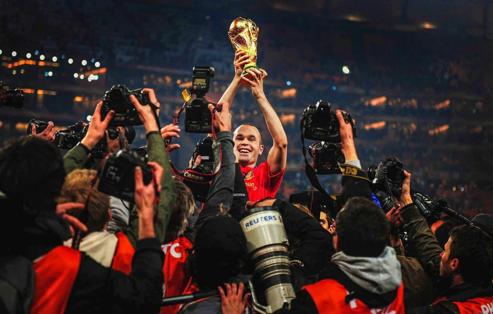 PG游戏APP-柏林联盟球员庆祝进球后表现出色