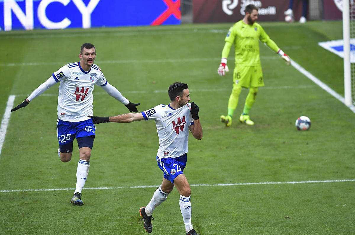 法国劲旅巴黎圣日耳曼完胜对手