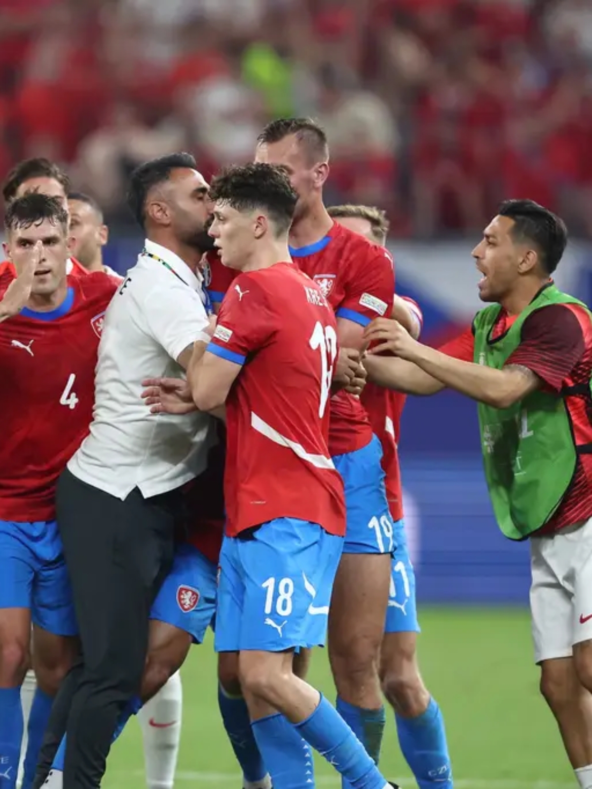 德国队胜出捷克,顺利晋级欧洲杯淘汰赛 德国队胜出捷克,顺利晋级欧洲杯淘汰赛