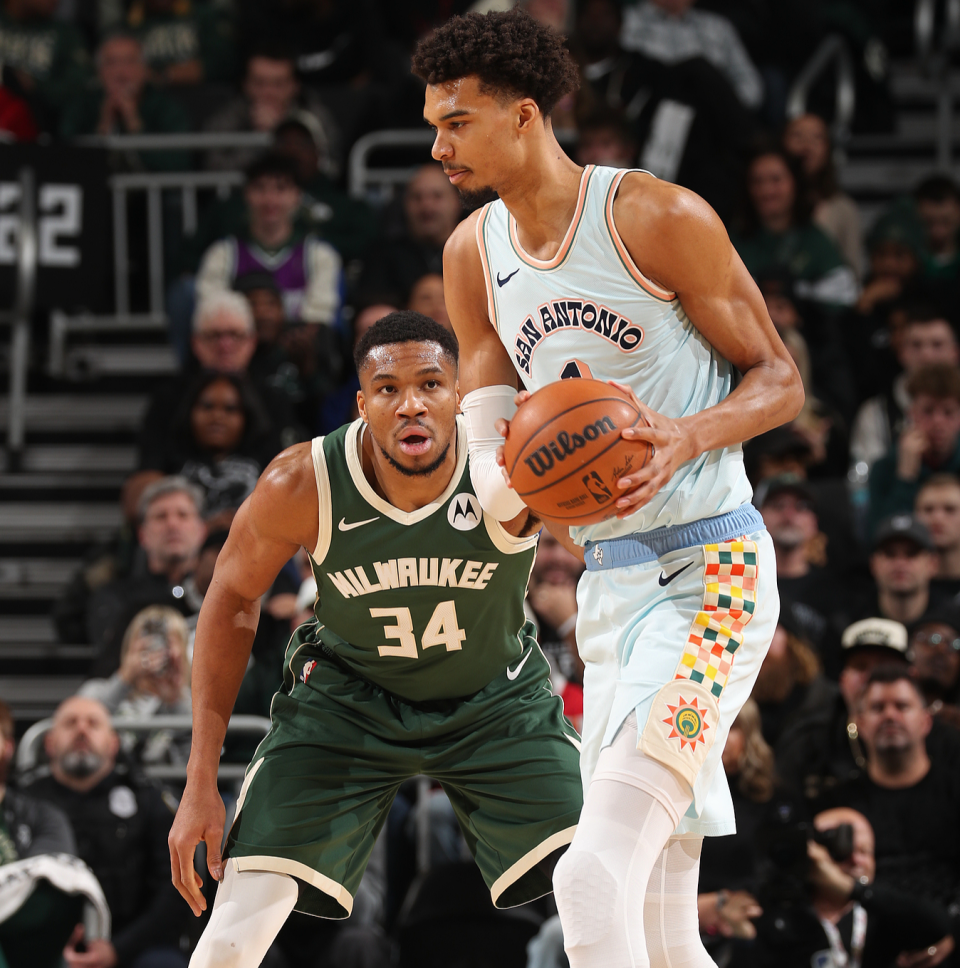 包含西班牙男篮险胜雄鹿B队，波尔津吉斯关键制胜的词条