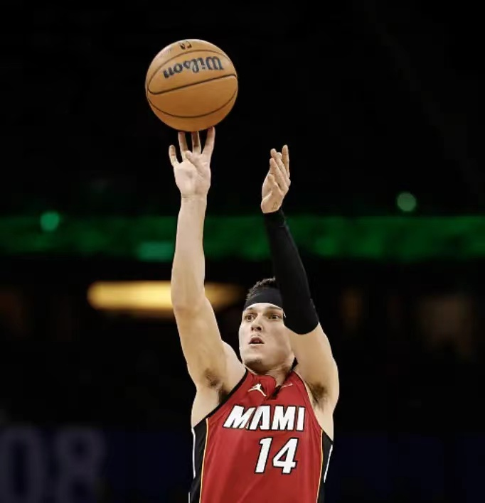 包含曼联逆转马德里竞技,罗德里戈三分雨点燃全场的词条 包含曼联逆转马德里竞技,罗德里戈三分雨点燃全场的词条