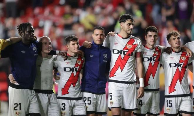 包含莱比锡客场大胜，稳坐积分榜榜首位置的词条